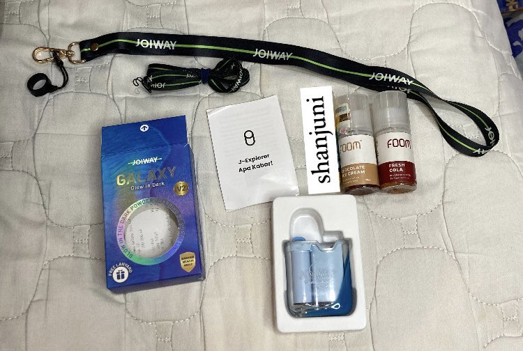 shanjuni's tweet photo. wts pod Joiway Galaxy Glow in Dark warna biru/blue 200k nego
incl: box, struk (Nov 2023), lanyard kecil, lanyard besar, liquid foom choco ice cream 50%, foom fresh cola 15%
pemakaian asli cuma 1 bulan, baru niat jual sekarang
dom jakpus, bisa cod jkt
#zonauang #wts #wtb wts wtb https://t.co/xnEPvNusHr