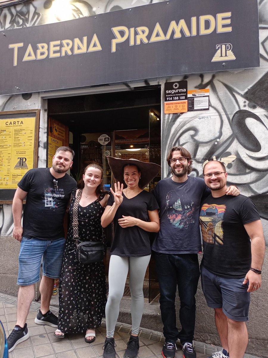 borradorcrisis's tweet photo. Charlas, reencuentros, fantasia. Cerramos emisión de la feria @HolaFlig más que satisfacido y satisfecho. Muchas ganas de que es festival se establezca de cara a los siguientes años y gracias a la organización por el curro. Aquí les dejo unos corasones 👉❤️😀 https://t.co/4Zva8EwSSi