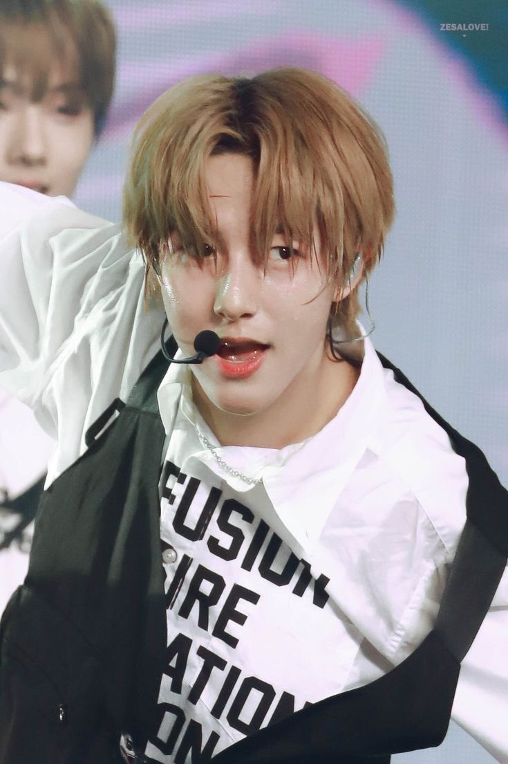 adorablyhrj's tweet image. these two sides of renjun onstage is more than impressing to me