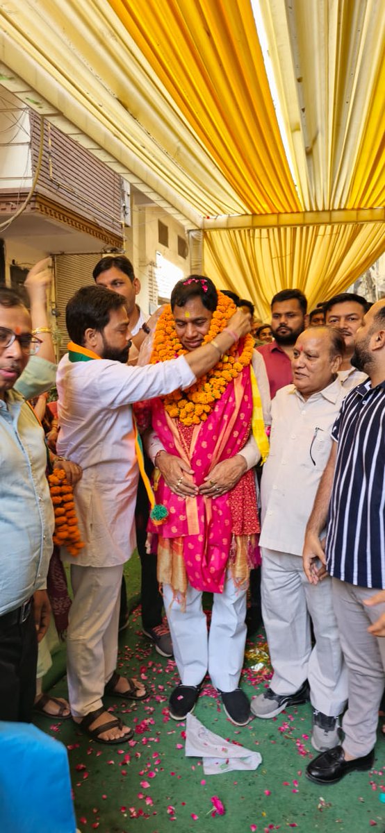 SatishKumar4BJP's tweet photo. उत्तर पश्चिम दिल्ली से बीजेपी सांसद श्री Yogender Chandolia जी को उनके करोल बाग स्थित आवास पर मुलाकात कर ASL परिवार ने सांसद जी को विशाल जीत की बधाई दी !!! https://t.co/M5EzMEbkoB
