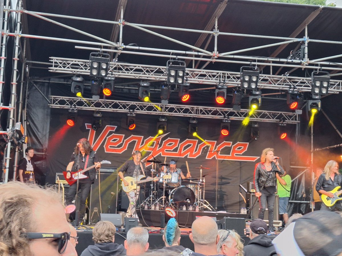 Carlo_BLF's tweet photo. Toch een gezellig feestje gehad gisteren op #retrock #Waalwijk https://t.co/qIoqQPlYie
