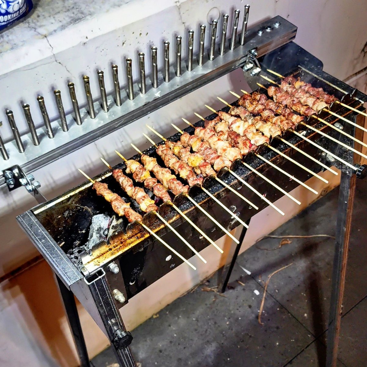 BBQAroma's tweet image. Our charcoal skewer grill. Perfect height to BBQ on. Optional skewer turning bar with battery motor can be engaged when needed. #bbq #charcoalgrill #skewers