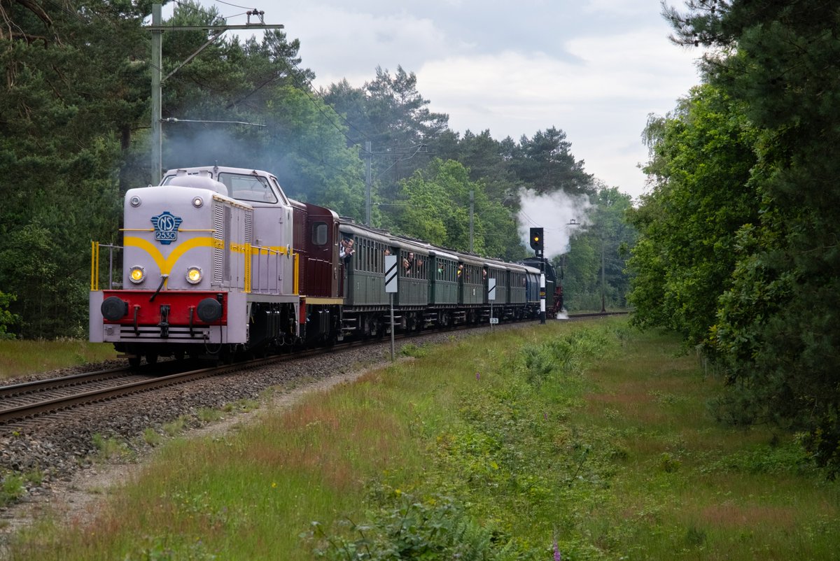 Museumdiesels zie je in Nederland bijna nooit rondrijden. Genoeg reden om op pad te gaan als er dan eindelijk weer een duo op pad is. Hier komen de VSM 2530 en 2459 over de verbindingsboog bij Soest Zuid naar Hilversum. Oh ja, achterop zit een stoomlocomotief.