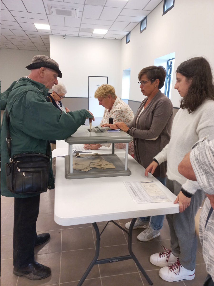 ThomasJonckeau's tweet photo. Ça vote à Lanquais, en sud Dordogne. 53 votants sur 398 inscrits. "La commune a une population plutôt vieillissante,  commente un assesseur. Ce qui fait qu'il y a beaucoup d'adultes en âge de voter et qu'ils se mobilisent." https://t.co/0A4iEkBVHt