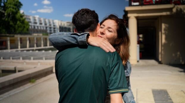 GossipRoomOff's tweet photo. 🚨 Alors qu’elle se promenait avec sa chienne Mustang et une amie, Michèle a vu son animal mourir, aspiré par les eaux du bassin de la Villette (XIXe). Avant de risquer à son tour de perdre la vie en tentant de le récupérer.

Elle a été sauvée par Nouari, 18 ans, qui n’a écouté que son courage en plongeant sans hésiter. "Sans lui, je serais morte aujourd’hui", a déclaré Michèle.

Elle espère aussi que Nouari, son héros, pourra être soutenu. "Si quelqu’un peut l’aider à sortir de la rue, à trouver du travail… Il ne parle pas bien français, mais il sait faire plein de choses."

Bravo Nouari ! 👏🏅 (via Le Parisien)