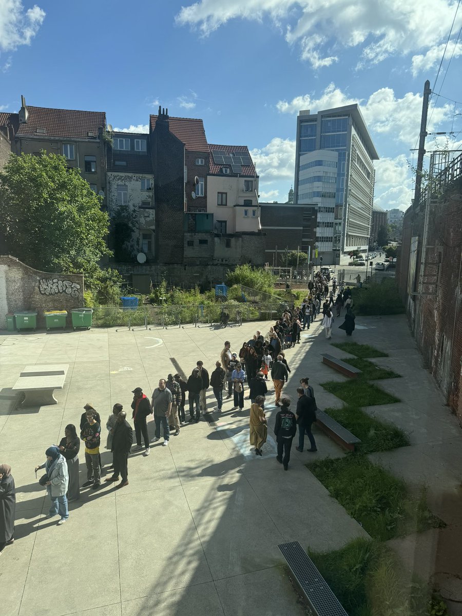 landerpiccart's tweet photo. Gelukkig schijnt de zon en stemmen al deze mensen voor de goei! #kies24 https://t.co/jhdB9qGMF7