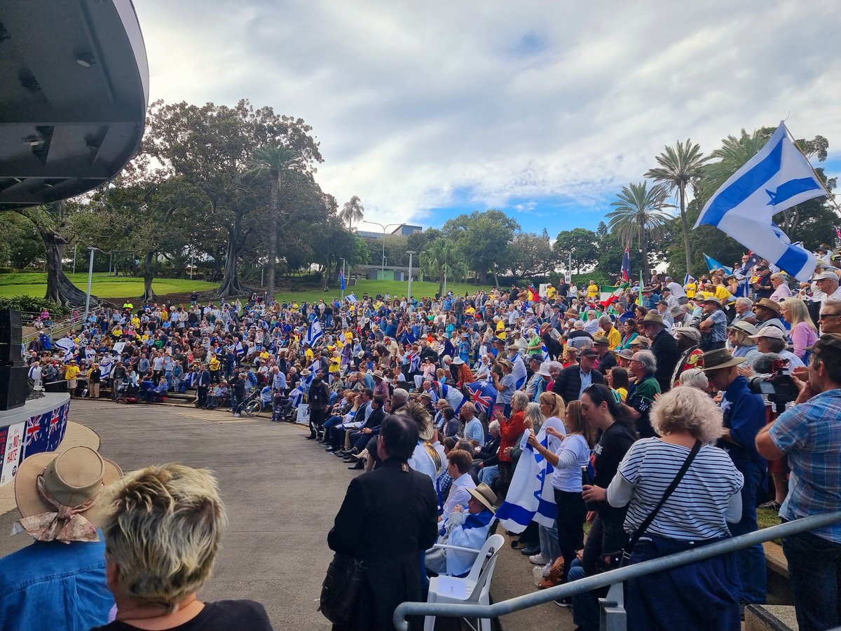 EmmaWriting2020's tweet photo. A wonderful turnout today in support of our Jewish community. Thank you @NeverAgainANZ @freya.leach @markleach for organising this event; it was very much needed.
#neveragainisnow #pushbackthehatemate #Jewishlivesmatter @AustralianJA https://t.co/EhzmPfszT6