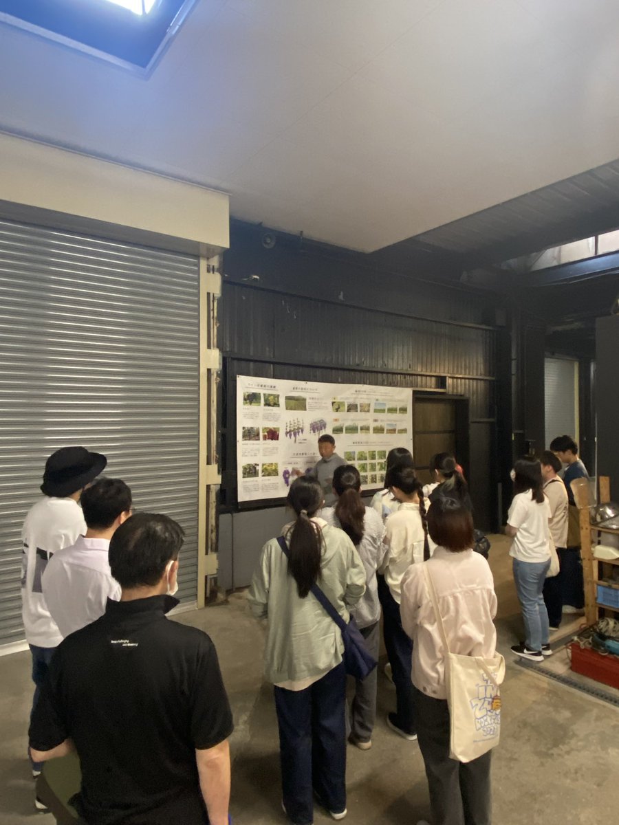 ok_habikino's tweet photo. 羽曳野市と連携協定を締結した学校法人村川学園様の大阪調理製菓専門学校の学生さんが河内ワイナリーへ視察研修に来てくださいました😊✨
金銅社長より工場見学やワイン、ぶどうに関するセミナーをしていただき、ぶどう畑やシャインマスカットハウスなどもご案内しました😆🍷🍇 https://t.co/ck1tMZumqZ
