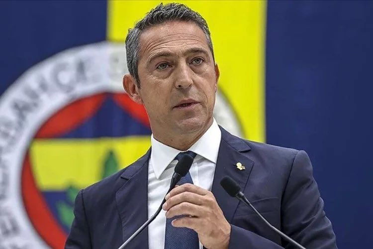 💥 Fatih Altaylı’dan Ali Koç’a açık mektup:

“Sayın Ali Koç,

Size yazdığım bu satırlara ‘sayın’ diye başlamamın nedeni siz değilsiniz.

Ailenizin, dedenizin, babanızın, ağabeylerinizin Türkiye için yaptıklarıdır.
Siz benim için bırakın ‘sayın’ olmayı, yok hükmündesiniz.