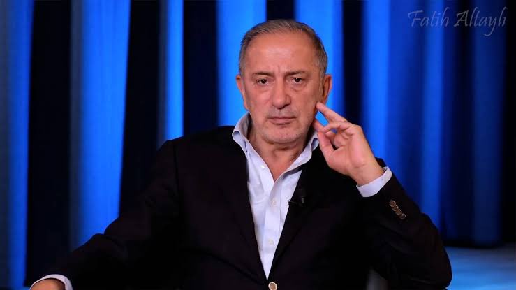 ajans_muhbir's tweet photo. 💥 Fatih Altaylı’dan Ali Koç’a açık mektup:

“Sayın Ali Koç,

Size yazdığım bu satırlara ‘sayın’ diye başlamamın nedeni siz değilsiniz.

Ailenizin, dedenizin, babanızın, ağabeylerinizin Türkiye için yaptıklarıdır.
Siz benim için bırakın ‘sayın’ olmayı, yok hükmündesiniz.

Tavrınız ve yaptıklarınızla benim değil ancak psikoloji hatta psikiyatrinin ilgi alanına girersiniz.

•••

Ali Bey, ‘Galatasaray Türk sporu için beka sorunudur’ dediniz.

Bence Türk sporu için beka sorunu olan Galatasaray değil, sizsiniz.

Sadece ve sadece şahsi ikbali için ülkeye nifak tohumları eken siyasetçiler gibisiniz.
Herkesi birbirine düşmanlaştırarak arada kendi başarısızlıklarınızı örtüyor, sıkıştığınız yerde hayali düşmanlar, dış güçler yaratıyor, bitmeyen bir devri sabık hikayesi anlatıyorsunuz.

Ülkeyi bölüyor, kamplaştırıyor, düşmanlaştırıyorsunuz.

Bana nedense hep dış güçler, hayali düşmanlar yaratarak seçmenini konsolide etmeye çalışan bazı politikacıları hatırlatıyorsunuz.

Emin olun Türkiye’de biraz okkalı bir savcı, biraz bağımsız bir yargı olsa 6222 sayılı yasadan yargılanırsınız.

Benim camiama ‘malum camia’ diyerek aşağılamaya çalışıyorsunuz.

O iş sizi çok ama çok aşar Ali Bey.”

•••