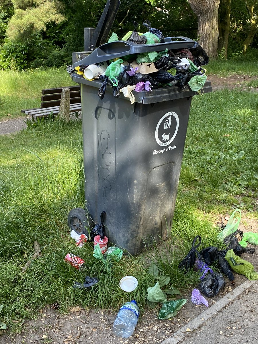NigelThomas21's tweet photo. @BCPCouncil seem to have a real problem with #overflowingdogbin at Broadstone recreation playground. C'mon @BCPCouncil this is NOT hygienic is it? https://t.co/3V2TWEVaBT
