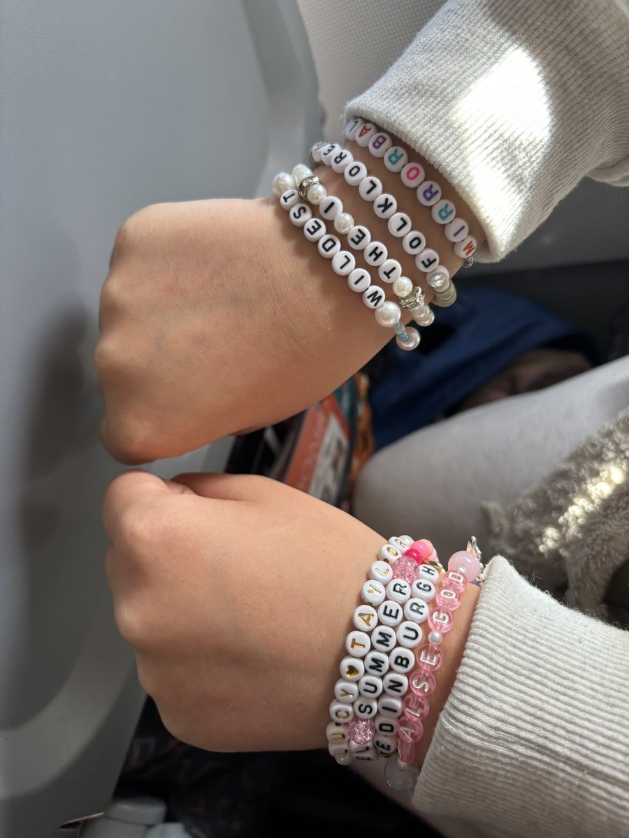 Landed in Edinburgh for #EdinburghTStheErasTour - Lucy spent the flight swapping friendship bracelets - it’s going to be an amazing 24hrs! 

Thanks <a href="/easyJetholidays/">easyJet holidays</a> for the plane full of Swifties, amazing cabin crew &amp; pun filled flight ✈️