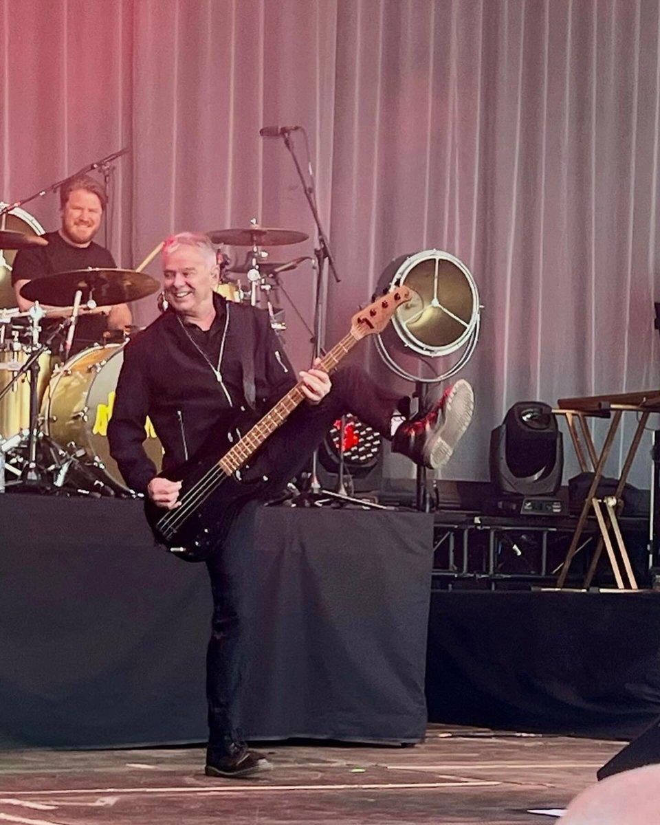 mdunn1982's tweet photo. @StranglersSite Kings of the castle https://t.co/xT9BU7oVs6