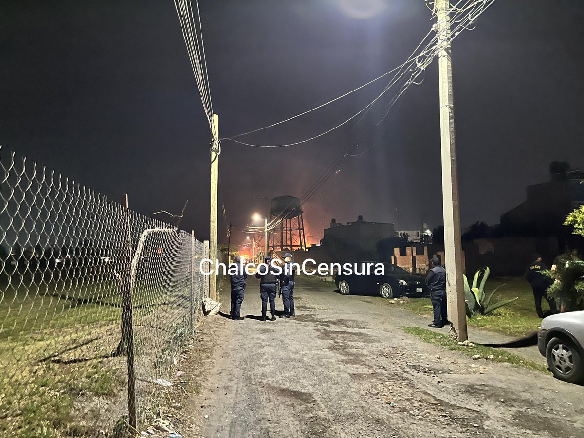 ChalcoSC's tweet photo. 🛑 Ú L T I M A H O R A 🛑

Se incendia pipa de gas en terreno donde las guardaban, esto sobre carretera vieja de Cuautzingo a Tlapala, cuerpos de emergencia ya atienden el siniestro, vecinos optaron x salir d sus casas e irse del lugar ante el grave riesgo. 

#Chalco
#Cuautzingo https://t.co/J8cby4wHw4