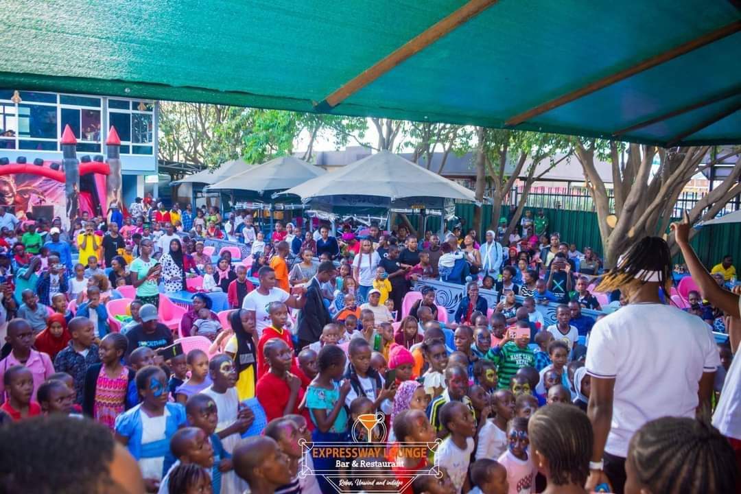 EKmwanzo's tweet photo. Fun day birthday for my friends little girl, then Reggae for the close of the weekend. 

Tukutane pale #Expresswaylounge https://t.co/9HN3B5dbY9