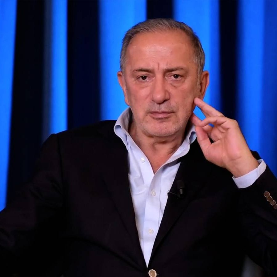 bpthaber's tweet photo. Fatih Altaylı'dan, Ali Koç'a açık mektup:

"Sayın Ali Koç,

Size yazdığım bu satırlara “sayın�� diye başlamamın nedeni siz değilsiniz.

Ailenizin, dedenizin, babanızın, ağabeylerinizin Türkiye için yaptıklarıdır.

Siz benim için bırakın “sayın” olmayı, yok hükmündesiniz.

Tavrınız ve yaptıklarınızla benim değil ancak psikoloji hatta psikiyatrinin ilgi alanına girersiniz.

Ve emin olunuz ki, bu yüzden size bu satırları yazmama kararı almıştım.

Ama yine de kendinize gelmeniz için birilerinin sizi uyarması gerek.

Ali Koç Bey, siz de, ben de ve herkes de biliyor ki, sizin hayatta şahsi hiçbir başarınız yok.

Rahmetli dedenizin yarattığı, babanızın yaşattığı, kardeşlerinizin büyüttüğü bir servetin varisi olmaktan öte bir değer de yaratmadınız.

Büyük ihtimalle de, varisi olduğunuz holdingin yöneticileri de bunu gördükleri için, aile şirketinizde dahi kritik bir pozisyona layık görülmediniz.

Bu yüzden de bir ömür boyudur mensubu olmaktan gurur duyduğum camiama yönelik ağır hakaretleriniz ve haksız ve terbiyesiz ithamlarınıza karşı yazmayı vadettiğim bu satırları yazmaktan vazgeçmiştim.

Değmezdiniz.

Psikolog Acar Baltaş çok bilinen bir konuşmasında bakın ne anlatıyor:

“Bazıları çocuklarına bir özgüven aşılamaya çalışıyor, özgüvenle her şeyin çözüleceğini öğretmekle çocuk yetiştirilebileceğini zannediyorlar. İstemekle ve kendine güvenmesini sağlamakla sorunların çözüleceğini zannediyorlar. Bakın etrafınıza, bunlar sahip olmadıkları özelliklere sahip olduklarını düşünürler, sahip oldukları özellikleri abartırlar ve işler kötüye gittiği zaman başkalarını suçlarlar. Bir hayatın içinde başarısızlık, hayal kırıklığı, düştüğü yerden kalkmak yoksa o hayat mantar bir hayattır. O hayatın hikayesi yoktur. Düz giden bir hayatın hikayesi olmaz. Hayat başarılar değil, başarısızlıklardan öğrenilir. Başarısızlık yoksa, kayıplar yoksa, düşerek, kaybederek öğrenmek yoksa hayat da yoktur. Hayatın hikayesi de yoktur. Bunu öğrenmemiş olanlar yok mudur, vardır elbette. Bunlar işte patron çocuklarıdır. Hepsi değil ama çok büyük çoğunluğu hayatında bir zorlukla karşılaşmamış, her istediği olmuş, olmadığı zaman öfke nöbetleri geçirmiş insanlardır. Bunlar insanlara değer vermez ve kolay harcarlar.”

Bu sözler benim size yönelik bir şey söylememe gerek bıraktırmayacak kadar açık bir tarif içeriyordu.

Ötesini söylememe gerek yoktu.

Sizin işiniz benimle değil, psikologlarla olabilirdi. Sizi onların eline bırakmak daha doğru olurdu.

Ama anladım ki, birinin size bir ayna tutması gerek, birinin size bazı gerçekleri hatırlatması gerek, çünkü parasal gücünüz hekimlerin bile size gerçeği söylemesini engelleyecek kadar fazla.

Ve bu iş bana düşüyor.

Ali Bey,

Çok büyük bir spor camiasının başındasınız.

Kendi başarılarınızdan değil, soyadınızdan ve aile büyüklerinin başarılarından ve servetinizin büyüklüğünden dolayı orada olduğunuzu siz de, ben de ve sizin için ne acı ki, bütün toplum da biliyor.

Soyadınız Koç olmasa idi, Fenerbahçe Spor Kulübü’ne başkan olamayacaktınız.

Gün gibi aşikar.

Ve şimdi kendi başarısızlığınızı örtbas etmek için, birbirine saygılı iki rakip olan iki büyük camiayı, birbirine düşman etmeye hakkınız yok.

O iş sizi de, taşıdığınız soyadını da aşar.

Keşke rahmetli ağabeyiniz Mustafa Koç hayatta olsaydı da, size anlatsaydı.

En az sizin kadar iyi hatta muhtemelen sizden daha iyi bir Fenerbahçeli olan ağabeyiniz, yıllarca Galatasaray forması ile Galatasaray Binicilik Takımı’nın sporcusu oldu, Galatasaray forması altında kupalar kazandı.

Yönetiminizde olan bazı kişilerin Galatasaray Spor Kulübü üyesi oldukları da bilinen bir gerçek.

Çünk�� biz asla düşman olmadık.

Ne sahada, ne dışarda.

Ben Galatasaraylıyım, sizin o “malum camia” dediğiniz camianın üyesiyim ama en yakın dostlarımın bazıları sizin kulübünüzün üyesi.

Muhtemelen, siz doğmadan önce üyelerdi üstelik.

İlk aklıma gelenler, Satvet Çiftçi, Ekber Onuk, Faruk Bayhan, yönetim kurulunuzdaki Ergun Özen, Hamdi Akın ve adını burada saymadığım pek çok Fenerbahçeli dostum, arkadaşım yine yönetiminizdeki Fethi Pekin sevdiğim bir kardeşim ve hepsi benim için çoğu Galatasaraylıdan daha değerli.

32 yıllık asistanım Gülay, Fenerbahçe şampiyon olunca odamdaki koltuğumu sarı laciverte boyayacak, odamı sarı lacivertle donatacak kadar Fenerbahçeli.

Habertürk gazetesini kurarken, spor müdürlüğüne sizin kadar Fenerbahçeli Halil Özer’i oturtmaktan çekinmedim, bugün Milliyet Gazetesi’nin yayın yönetmeni kardeşim Özay Şendir yıllarca hem yardımcım hem en yakın çalışma arkadaşım oldu.

Kazanıp kaybetmek bizim için birbirimizle dalga geçip ertesi gün yine birlikte eğlenmekten ibaret.

Biz rakibiz Ali Bey, sizin zannettiğiniz ya da insanları inandırmaya çalıştığınız gibi düşman değil.

Biri olmadan diğerinin de değerinin olmayacağı iki muhteşem rakip.

Bu yüzden şike ile suçlandığınız zaman “Fenerbahçe küme düşürülmemeli, Fenerbahçe 2. Lig’e düşerse 2. Lig 1. Lig olur” diye yazan ilk ve galiba tek kişiyim.

Galatasaraylı babaların Fenerbahçeli çocukları, Fenerbahçeli babaların Galatasaraylı çocukları var.

Sizin de ailenizde farklı kulüplere gönül verenler var ve sizinki gibi aileler az değil Ali Koç.

Sizi takip edip, icabında aile fertlerimize de düşman mı olmalıyız!

Rekabet düşmanlık değildir ama siz bunu anlayacak olgunlukta olamadınız. Belli ki olamayacaksınız da!

Fenerbahçe’ye başkan adayı olduğunuz zaman “Müthiş bir fanatik başkan geliyor. Türk sporu için zor bir dönem olacak. En fanatik bildiğiniz başkanı bile ararsınız” dedim, kayıtlarda duruyor.

Ama ben bile bu kadarını beklemiyordum.

Taşıdığınız soyadının ağırlığını hissederek, kendinizi dizginleyeceğini, taç giyen başın akıllanacağını düşünüyordum.

Yanılmışım.

Tam aksi oldu.

Ali Bey, Fenerbahçe kendine başkan seçti sizi. En iyi amigo en iyi başkan değildir.

O zaman yakın dostunuz Rambo Okan’ı seçerlerdi başkan olarak ya da yönetiminizde yer alırdı. Ama almadınız değil mi!

Çünkü aslında siz de içten içe önemli olanın amigo gibi davranmak olmadığını biliyor, yönetime amigoları değil, saygın isimleri almaya çalışıyorsunuz.

Ali Bey, “Galatasaray Türk sporu için beka sorunudur” dediniz.

Bence Türk sporu için beka sorunu olan Galatasaray değil, sizsiniz.

Sadece ve sadece şahsi ikbali için ülkeye nifak tohumları eken siyasetçiler gibisiniz.

Herkesi birbirine düşmanlaştırarak arada kendi başarısızlıklarınızı örtüyor, sıkıştığınız yerde hayali düşmanlar, dış güçler yaratıyor, bitmeyen bir devri sabık hikayesi anlatıyorsunuz.

Ülkeyi bölüyor, kamplaştırıyor, düşmanlaştırıyorsunuz.

Bana nedense hep dış güçler, hayali düşmanlar yaratarak seçmenini konsolide etmeye çalışan bazı politikacıları hatırlatıyorsunuz.

Emin olun Türkiye’de biraz okkalı bir savcı, biraz bağımsız bir yargı olsa 6222 sayılı yasadan yargılanırsınız.

Benim camiama “malum camia” diyerek aşağılamaya çalışıyorsunuz.

O iş sizi çok ama çok aşar Ali Bey.

Malum camianın fertlerinden biri, Sultan Abdülaziz’in torunu, Halife Abdülmecit Efendi’nin oğlu Galatasaray Lisesi mezunu şehzade Ömer Faruk Efendi kulübünüzün başkanlığını yapmıştır. Muhtemelen bunu bile bilmeyecek kadar spor kültüründen yoksun bir durumdasınız.

O camia diye karalamaya çalıştığınız camia sizden de, sizin servetinizden de eskidir ve siz yokken de olmaya devam edecektir.

Ona buna mesnetsiz FETÖ’cü suçlamaları yaparken de dikkatli olmanızı tavsiye ederim.

Bir dönem Türkiye’nin her yerine bulaşan FETÖ virüsü Galatasaray’a bulaştığı kadar diğer kulüplere de bulaşmıştır, yargı süreçlerine bakıldığında hiçbir kulübün bundan azade olmadığı aşikardır.

Türkçe Olimpiyatları’nın sponsoru olarak bu konuda başkalarını suçlarken daha derli toplu sözler söylemeniz yeğdir. Ama başkalarını suçlayarak kendinizi aklama konusunda örnek aldığınız siyaseti burada da sürdürmek niyetinde iseniz o siyasetin alıcısı sizin kulübünüzün saygıdeğer üyeleri ve Cumhuriyet’e sahip çıkma konusundaki duyarlılıklarını tüm kulüplerden daha fazla kanıtlamış taraftarları olamaz, onu da biliniz.

Gezi döneminde, sizi tutuklatmak, şirketlerinizi batırmak için plan yapanlarla bugün ele ele olmak ise başka bir kişilik analizinin konusudur ki, onu da benim değil klinik psikologların yapması yeğdir.

Ali Bey, sonuç olarak “narsistik” tavrınızla benim açımdan çok kayda değer biri değilsiniz.

Ailenizin büyük bağışı ile Harvard’a kabul edilmiş olmanız bile sizi ciddiye almama neden olmaz.

Ama bundan böyle sözlerinize dikkat etmenizi tavsiye ederim.

Hem temsil ettiğiniz ailenin saygınlığı hem de Türk sporunun ve Türkiye’nin huzuru, barışı açısından.

Tabii asıl maksadınız o huzuru kaçırmak ve barışı bozmak değilse.

Aklınızı başınıza alınız.

Herkes sizin düşmanınız değil Ali Bey, psikolojik teşhisi koyulmuş hastalıktan mustarip değilseniz, herkesin size düşman olmak bir yana saygı duymak istediğini ama siz bunu hak etmediğiniz için duyulamadığını biliniz!

NOT: Bu yazıyı gece Habertürk’teki yayını izlemeden yazdım. Ali Koç’un halini görünce hafif bir yazı olduğuna kanaat getirdim. Yazık. Belli ki travmalarla dolu bir hayatı olmuş. Galatasaray başkanı hakkında kullandığı ifadeyi, her hangi birini karyı kullanmak büyük bir terbiyesizliktir."