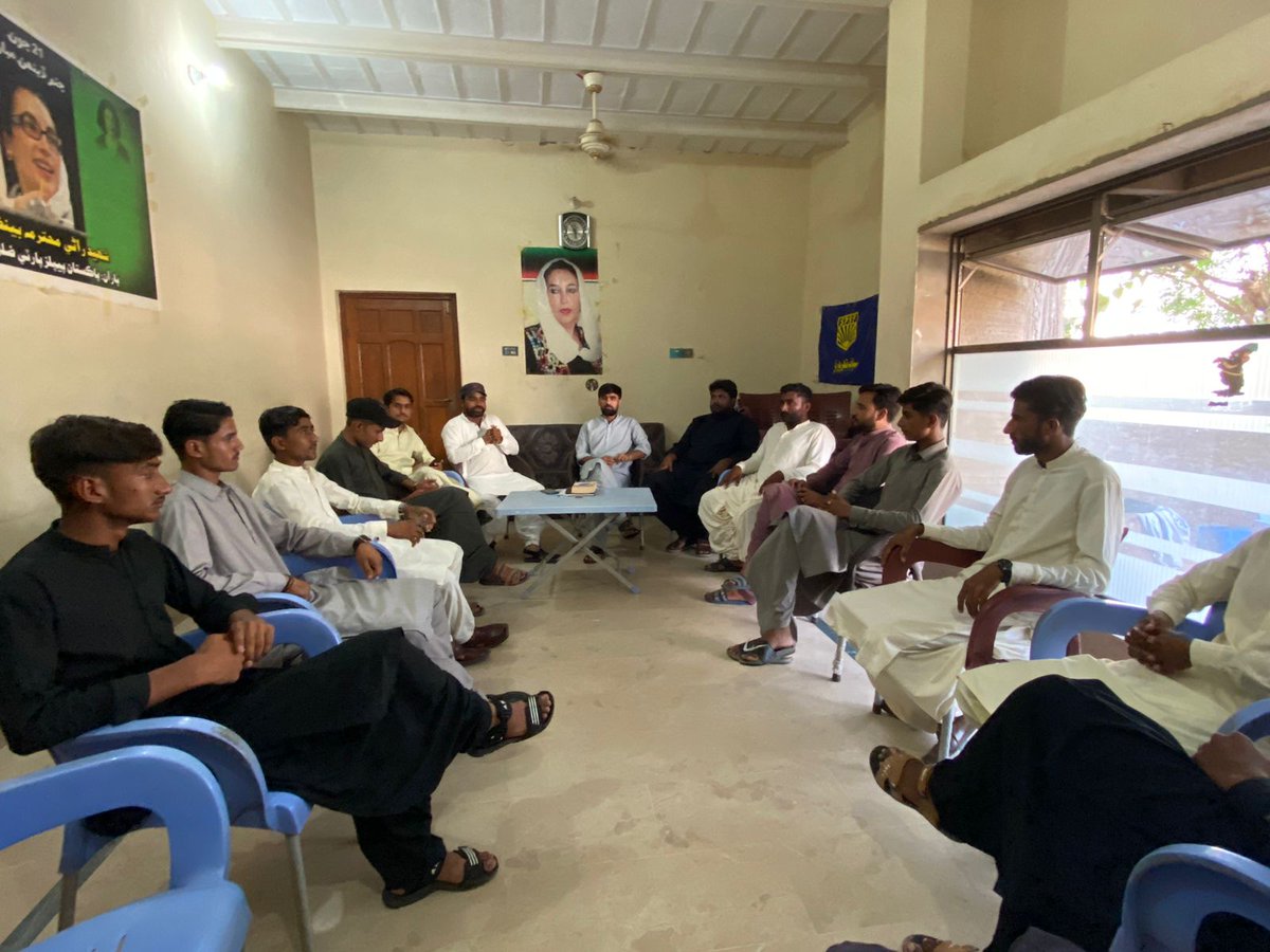 MushtaqueThari's tweet photo. سپاف ٿرپارڪر طرفان رکيل اسٽيڊي سرڪل. 

سپاف ٿرپارڪر پاران ” شاگرد سياست ماضي ، حال ۽ مستقبل  “  جي عنوان هيٺ اسٽڊي سرڪل جي سيريز جي شروعات ڪئي وئي آهي انهي سلسلي جو پهريون سرڪل گذريل 08 جون  2024 جي شام  ٿاراڻي هائوس  مٺي تي سياسي ادب جي ڪتاب "4 مارچ سنڌي شاگرد جدوجهد"   جي سري هيٺ  ٿي گذريو جنهن ۾ سڀني ساٿين پنهنجا ويچار ونڊيا ماضي ۾ سنڌي شاگردن جي ڪردار ۽ هاڻوڪي شاگرد سياست ڪٿي بيٺل آهي موجوده دور ۾ شاگردن کي ڪهڙو ڪردار ادا ڪرڻ گهرجي سميت تعليم جي بهتري ادارن ۾ شاگرد سياست کي مضبوط بنائڻ ۽ ٻين اهم نقطن تي روشني وڌي وئي اسٽڊي سرڪل ۾ سپاف ٿرپارڪر جي صدر سمير ٿاراڻي،  جي ايس سميجو، فياض جنجهي، عمران چانڊيو، اوم ٻالاڻي، نظام ھنگورجو جيوڻ ڪمار ۽ ٻين شرڪت ڪئي - جڏهن ته ايندڙ اسٽڊي سرڪل لاء محترمه بينظير ڀٽو جي سوانح حيات پورب ڄائي Daughter of East تي اسٽڊي سرڪل هلائڻ جو فيصلو ڪيو ويو-

پي ايس ايف ٿرپارڪر
@BBhuttoZardari @psfmansoor @gianchandppp @sameer_tharan