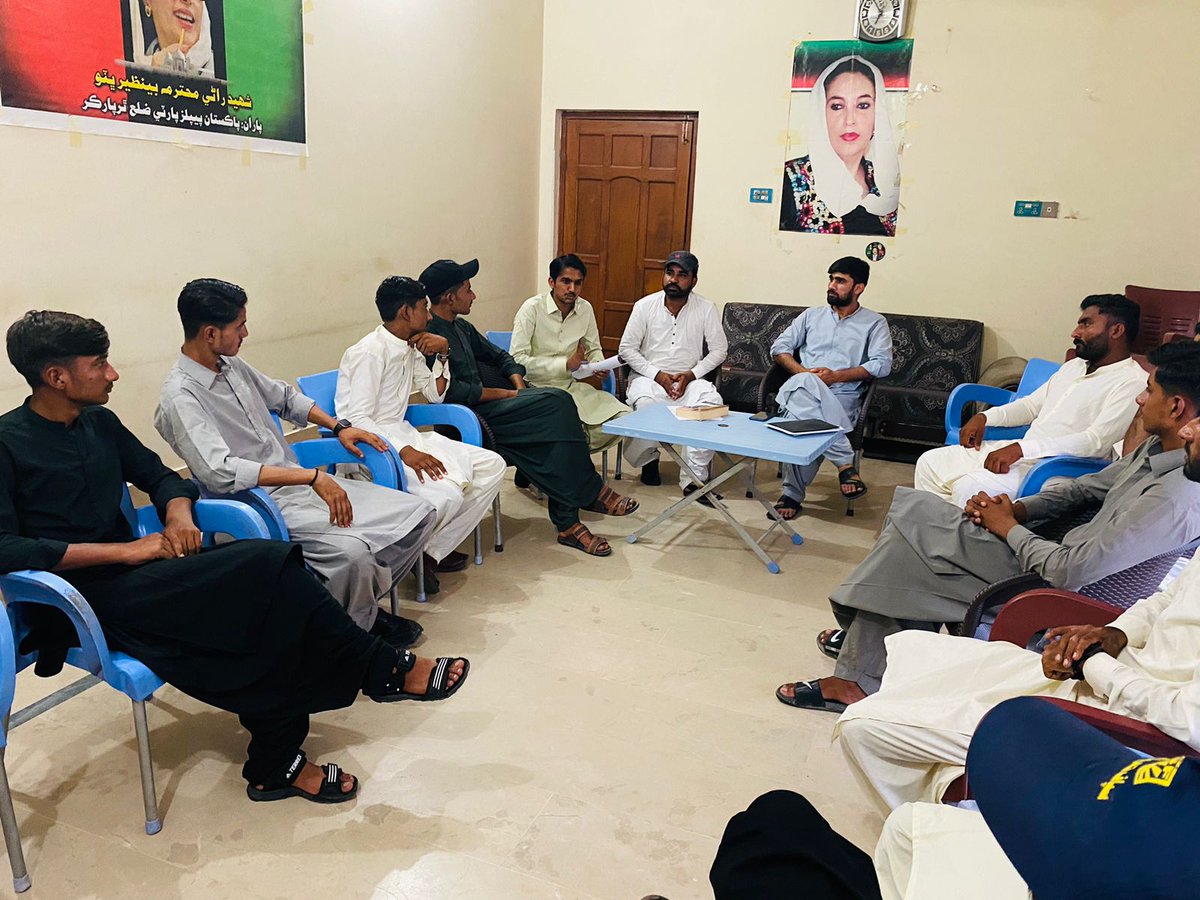 MushtaqueThari's tweet photo. سپاف ٿرپارڪر طرفان رکيل اسٽيڊي سرڪل. 

سپاف ٿرپارڪر پاران ” شاگرد سياست ماضي ، حال ۽ مستقبل  “  جي عنوان هيٺ اسٽڊي سرڪل جي سيريز جي شروعات ڪئي وئي آهي انهي سلسلي جو پهريون سرڪل گذريل 08 جون  2024 جي شام  ٿاراڻي هائوس  مٺي تي سياسي ادب جي ڪتاب "4 مارچ سنڌي شاگرد جدوجهد"   جي سري هيٺ  ٿي گذريو جنهن ۾ سڀني ساٿين پنهنجا ويچار ونڊيا ماضي ۾ سنڌي شاگردن جي ڪردار ۽ هاڻوڪي شاگرد سياست ڪٿي بيٺل آهي موجوده دور ۾ شاگردن کي ڪهڙو ڪردار ادا ڪرڻ گهرجي سميت تعليم جي بهتري ادارن ۾ شاگرد سياست کي مضبوط بنائڻ ۽ ٻين اهم نقطن تي روشني وڌي وئي اسٽڊي سرڪل ۾ سپاف ٿرپارڪر جي صدر سمير ٿاراڻي،  جي ايس سميجو، فياض جنجهي، عمران چانڊيو، اوم ٻالاڻي، نظام ھنگورجو جيوڻ ڪمار ۽ ٻين شرڪت ڪئي - جڏهن ته ايندڙ اسٽڊي سرڪل لاء محترمه بينظير ڀٽو جي سوانح حيات پورب ڄائي Daughter of East تي اسٽڊي سرڪل هلائڻ جو فيصلو ڪيو ويو-

پي ايس ايف ٿرپارڪر
@BBhuttoZardari @psfmansoor @gianchandppp @sameer_tharan