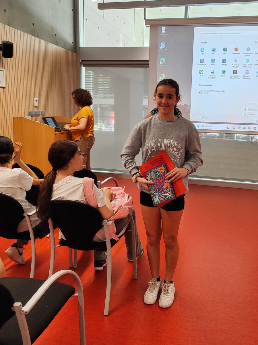 InsFrontMaritim's tweet photo. Hem visitat els laboratoris d'Immunologia i de Biologia Sintètica del @the_prbb i la Jana Pairés ha rebut el seu premi. Va ser una experiència molt interessant i enriquidora! Penjarem més detalls i fotos al nostre web. https://t.co/4im4ORZh9R