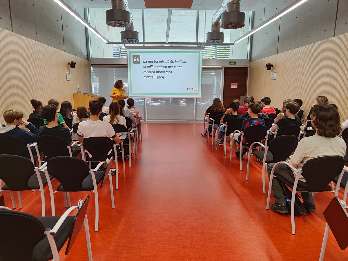 InsFrontMaritim's tweet photo. Hem visitat els laboratoris d'Immunologia i de Biologia Sintètica del @the_prbb i la Jana Pairés ha rebut el seu premi. Va ser una experiència molt interessant i enriquidora! Penjarem més detalls i fotos al nostre web. https://t.co/4im4ORZh9R