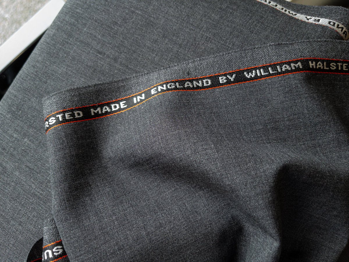 tailorsakurai's tweet photo. #今日のストック

William Halstead / Wool Tropical

ハルステッドのグレートロピカル、スーツ3着分ほどのストック

ハイツイスウールほどではないですが、シャリッとした清涼感の高い触りのトロピカル

スーツはもちろん夏のスラックスとしても最適です
中間的な明るさのグレーです https://t.co/1GgyykJxsZ