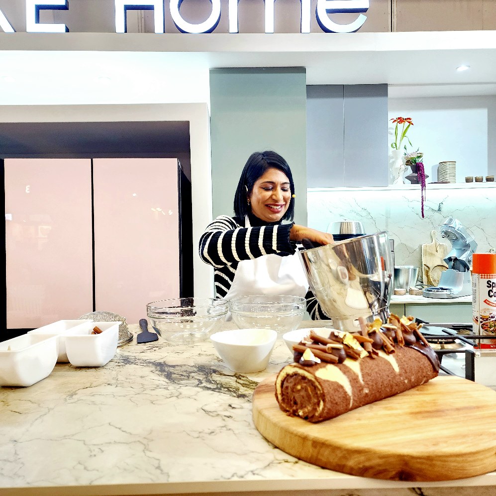 SamsungSA's tweet photo. Chef Melicia was on a roll in the #SamsungBespoke Cooking Theatre @decorexSA 😉! She melted her chocolate in the #Bespoke Convection Microwave Oven, and baked her Swiss roll in the #Samsung Gas Cooker. All flavour 😋, no neutrality. #CulinaryMasters #DecorexCT #Decorex2024 https://t.co/4FCwTfukch