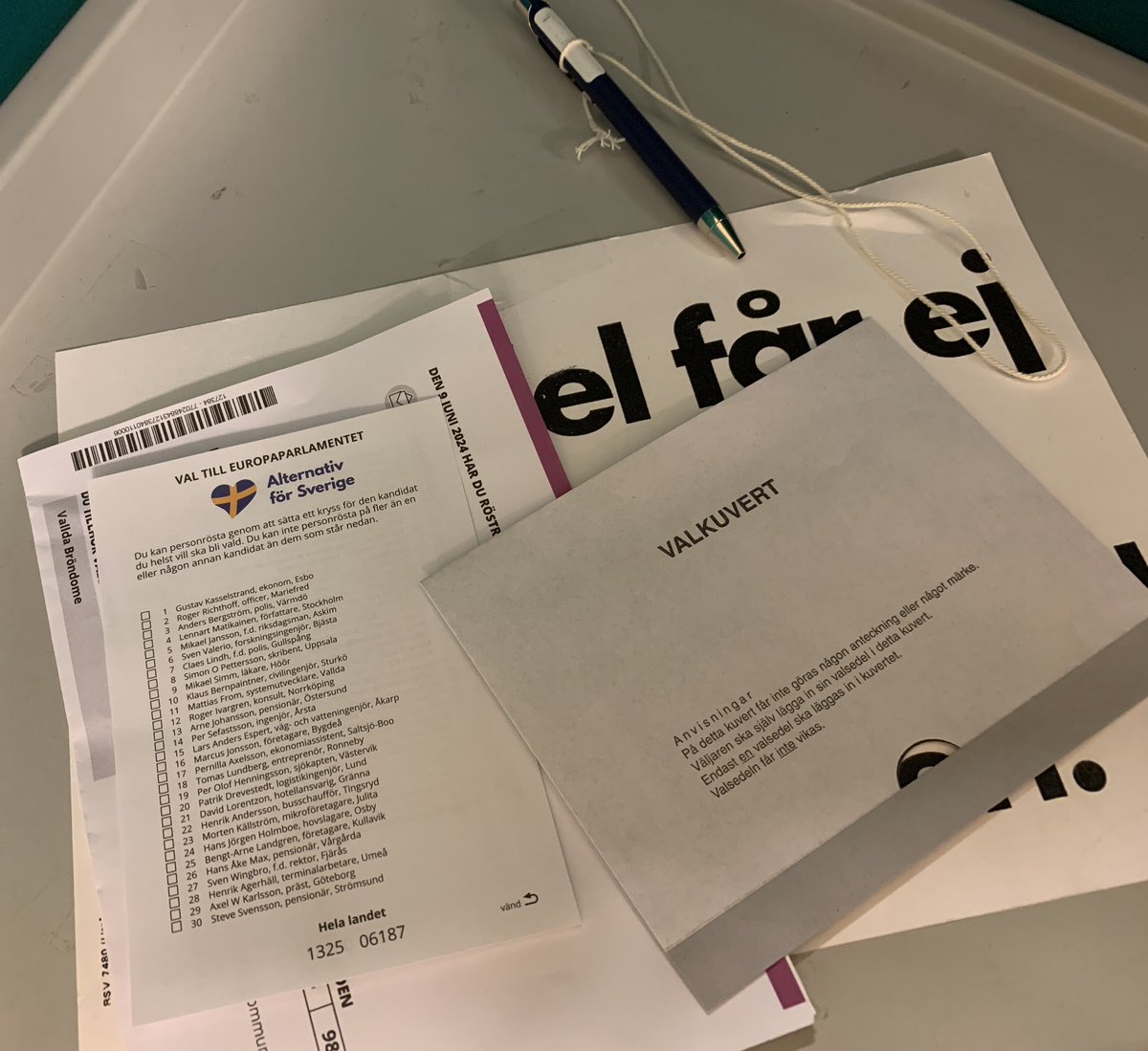 mfrom92's tweet image. 🗳️ Idag har @AFS_riks goda möjligheter att nå ett politiskt genombrott!
👌🏻 Blev den första att rösta i min lokal.
⚱️ Fick kontrollera att urnan var tom och vara med vid plomberingen. Demokrati är häftigt! #AFS2024 #swexit