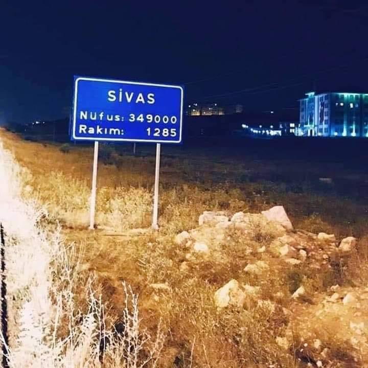 TCAyla35's tweet photo. Günün hikayesi… 😂

Sivaslının biri İtalya’da Fiat fabrikasında çalışan bir işçi...

O zamanki Sovyet lideri Krusçev, resmi bir ziyaret için İtalya’ya gelmiş. Programda Fiat tesisleri de var. Fabrikanın tezgâhları arasında dolaşırken  Sivaslıya rastlamış. Herkesin gözü önünde “Vay Sivaslı kardeşim ” diye sarılıp kucaklaşmış. Orada ayaküstü sohbet etmişler.

Tüm protokol bu dostluktan şaşkın… Konuk gittikten sonra patron,,
Sivaslıyı çağırıp, Krusçev’i nereden tanıdığını sormuş.  Hemşehrimiz ‘Hiiiç’ demiş. Ben eskiden komünisttim. 
1 Mayıs kutlamaları için parti beni Moskova’ya göndermişti. Orada tanışmıştım.

Olay unutulmuş. Üç beş ay sonra bu kez Amerika Başkanı Nixon gelmiş İtalya’ya.

Yine aynı program ve fabrika ziyareti… Tezgahların arasında “Vay  Sivaslı kardeşim … Vay Nixon…” muhabbeti.

İyice meraklanan patron ziyaretten sonra  Sivaslıyı yine çağırtmış. Soru da cevap da aynı. Bir ara Amerika’ya göç etmeye kalkıştım. New York’ta başım polisle belaya girdi. Bu Nixon o zaman çiçeği burnunda bir avukattı. Beni o savunmuştu.

Olay bu kadarla kalsa iyi.

İki ay sonra Fransa Başkanı De Gaulle ziyaretinde de aynı manzara yaşanınca patron Agnelli derin bunalımlara girmiş. Kendisini tanıyan yok. Yanında çalışan Sivaslının uluslararası çevresi var.

- De Gaulle’ü nereden tanıyorsun?

- Nazilere karşı Paris’te yeraltı savaşı yapıyorduk. Özel kuryesiydim.

- Sen herkesi tanır mısın?

- Evet, hemen hemen... Patron iyice hırslanmış.

- Neredeyse Papa da arkadaşım diyeceksin.

  Sivaslı gülmüş.

- Tabii. Yakın arkadaşımdır.

Çıldırma noktasına gelen Agnelli haykırmış:

- İspatla. İspatlayamazsan kovarım...

 Sivaslı:

- Tamam, bu pazar ayininde Vatikan meydanında olun. Papa balkondan halkı takdis ederken ben yanında olacağım.

Patron pazarı iple çekmiş.

Vatikan’da Papa’yı bekleyen kalabalığın arasına karışıp beklemeye başlamış. Bir süre sonra Papa balkona çıkmış. Yanında  Yine Sivaslı ...
Kalabalığa bakıp, patronunu bulmaya çalışıyor.

O sırada bir kargaşa olmuş. Biri bayılmış. 
Sivaslı bayılanın kendi patronu olduğunu görünce Papa’ya “Bana müsaade” deyip meydana koşmuş.

Agnelli yerde yatıyor. Bir iki kişi de ayıltmaya çalışıyor.

Sivaslı  çevresindekilere, “Bu benim patronumdur, ne oldu?” diye sorunca biri cevap vermiş:

- Siz Papa ile balkona çıktığınızda bunun önünde iki Japon turist vardı. Japonlardan biri senin patronuna döndü. “Şu sağdaki bizim Sivaslı ama yanındaki kim?” diye sorunca seninki düşüp bayıldı.

Cüneyt Ceylan
