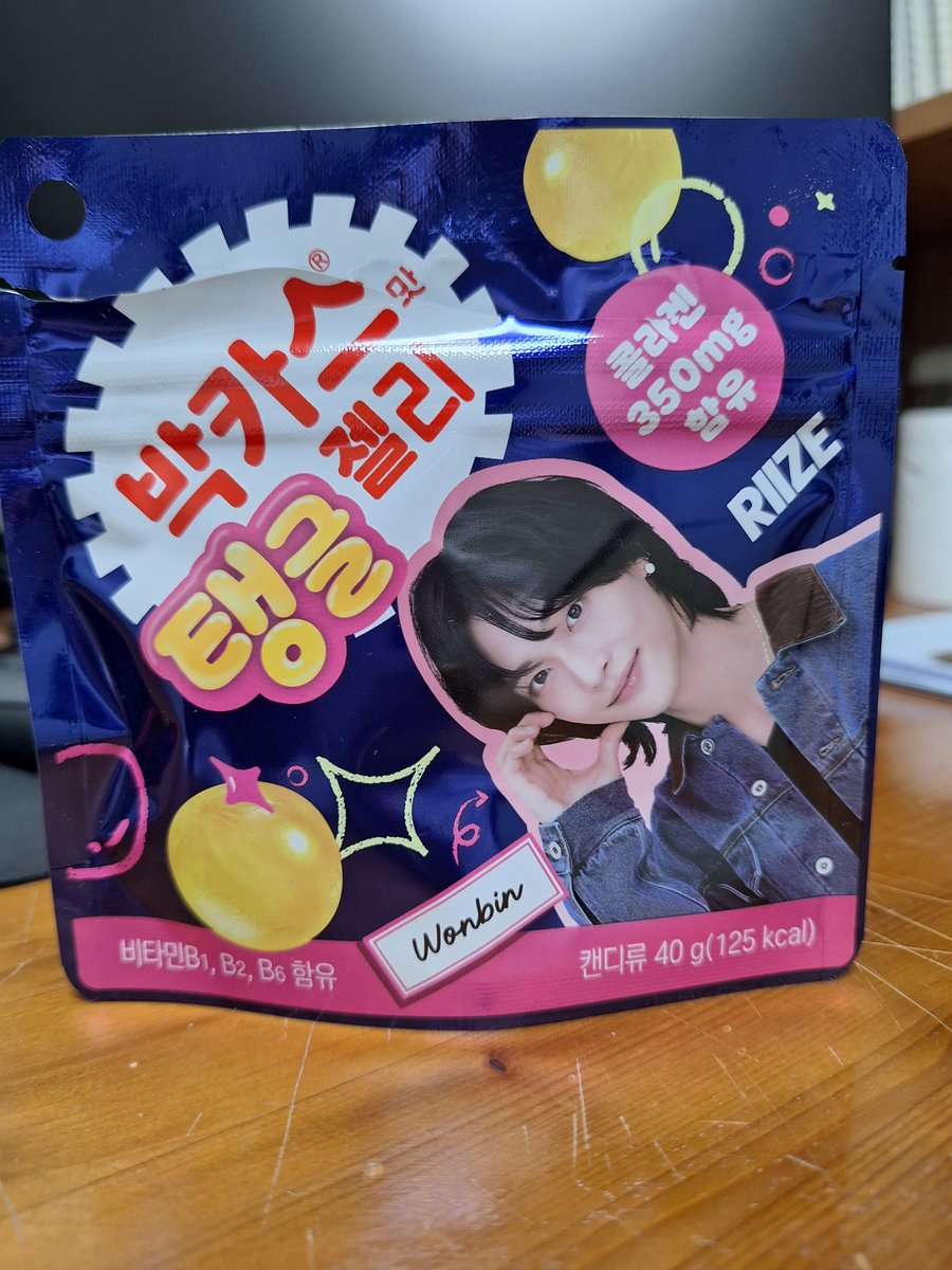 vmflwmf's tweet photo. 박카젤을 동네 편의점에서 샀습니다.
가격은 2500원
콜라겐이 350mg  들어있군요 아싸 내 피부!
뜯으니 박카스 향이 확 나네요. 너무 좋아 현기증
12개쯤 들은 것 같아요
식감은 마XX미 같은 쫀득득하게 앂히는 젤리를 생각했었는데 오독오독하게 씹히는 느낌적 느낌 그리고 순삭
#박맛젤 #박맛젤러버 https://t.co/YeJiYl1Ii5