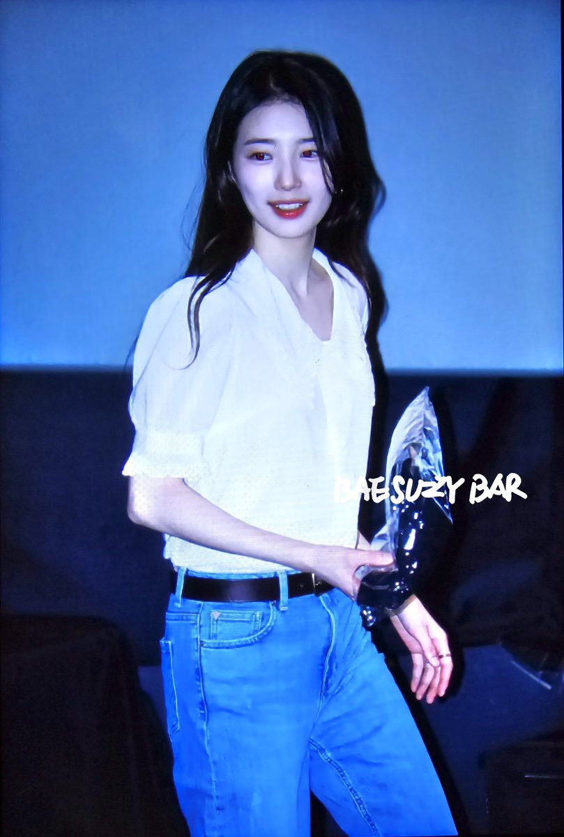 seori_ri_ri's tweet photo. 미친 무대인사 수지 최종붕괴..... https://t.co/pJhH4YFZj5