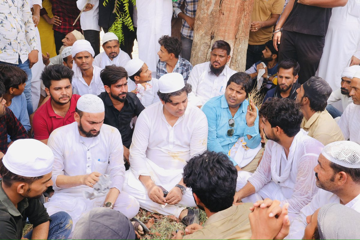 ShayarImran's tweet photo. जनाज़े में आई हुई भीड़ इंसान का किरदार बताती है।

प्रतापगढ़ की मोतबर शख़्सियत मौलाना फारूक़ साहब के जनाज़े में हज़ारों लोग शामिल थे, उनके क़त्ल से पूरा ज़िला ग़मगीन है, उनका जाना मेरा व्यक्तिगत नुक़सान है, प्रशासन के आला अधिकारियों के साथ बातचीत में उन्होंने विश्वास दिलाया कि बाकी बचे आरोपी भी जल्द गिरफ्तार हो जायेंगे और परिवार की जो मॉंगे हैं उन्हें शासन स्तर पर पूरा कराया जा रहा है।