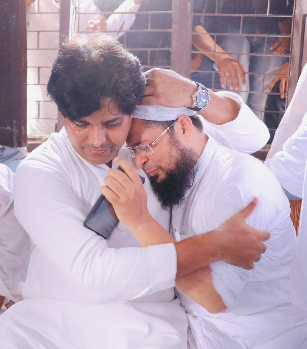ShayarImran's tweet photo. जनाज़े में आई हुई भीड़ इंसान का किरदार बताती है।

प्रतापगढ़ की मोतबर शख़्सियत मौलाना फारूक़ साहब के जनाज़े में हज़ारों लोग शामिल थे, उनके क़त्ल से पूरा ज़िला ग़मगीन है, उनका जाना मेरा व्यक्तिगत नुक़सान है, प्रशासन के आला अधिकारियों के साथ बातचीत में उन्होंने विश्वास दिलाया कि बाकी बचे आरोपी भी जल्द गिरफ्तार हो जायेंगे और परिवार की जो मॉंगे हैं उन्हें शासन स्तर पर पूरा कराया जा रहा है।
