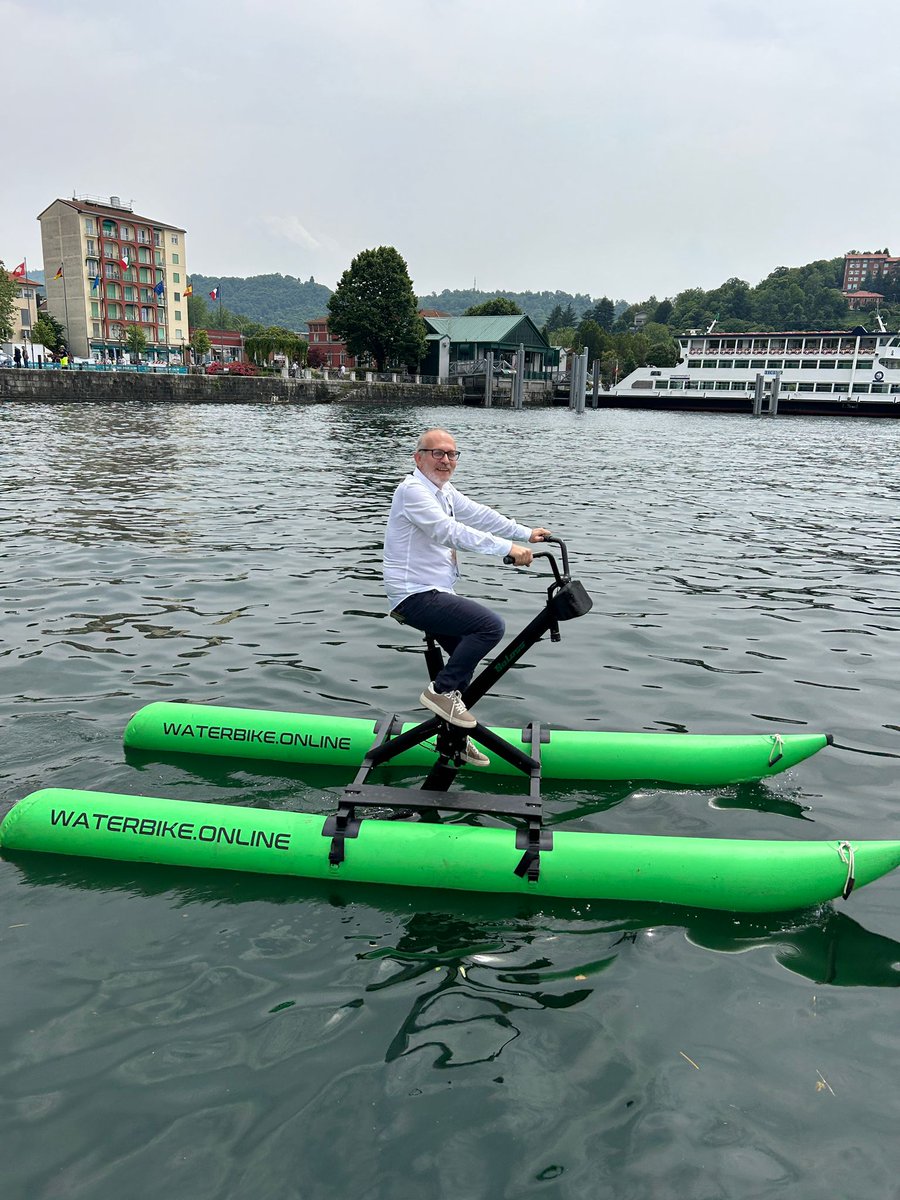 Si può pedalare anche sull'acqua, ieri a Laveno Mombello