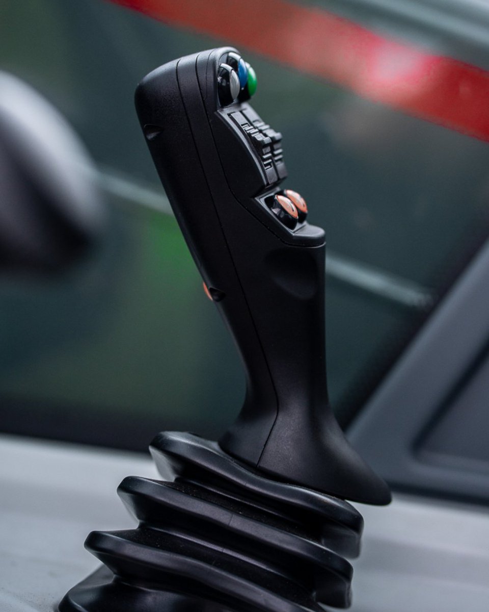 In the FS telescopic handler range, a new cab concept designed with ergonomics in mind has been introduced. The new control panel allows everything to be easily controlled, while the multifunctional joystick ensures millimetric precision in boom movements. 💥