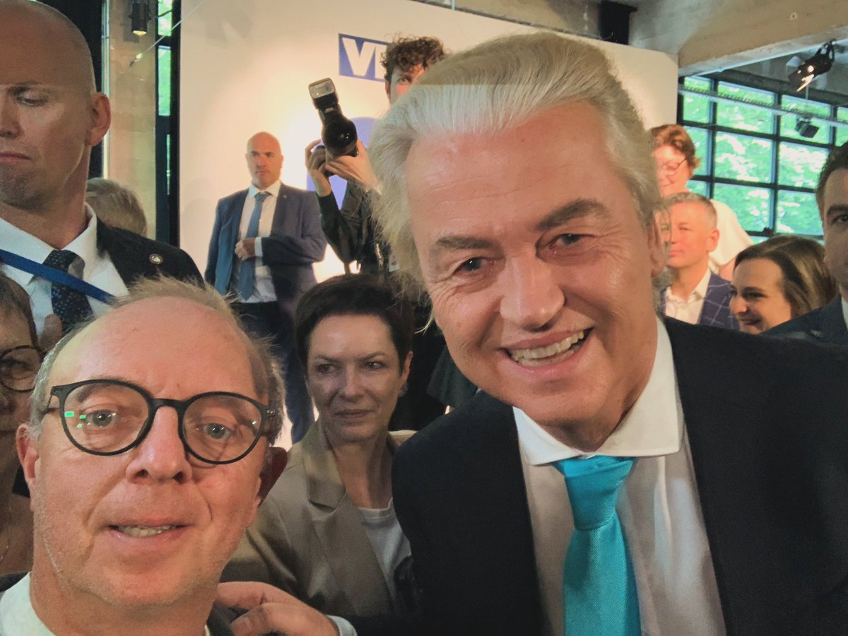 FonteyneD's tweet photo. Gisteren samen met @geertwilderspvv op de foto @VlaanderenVL @vlbelang #andersenbeter https://t.co/5qJt4b1CaT