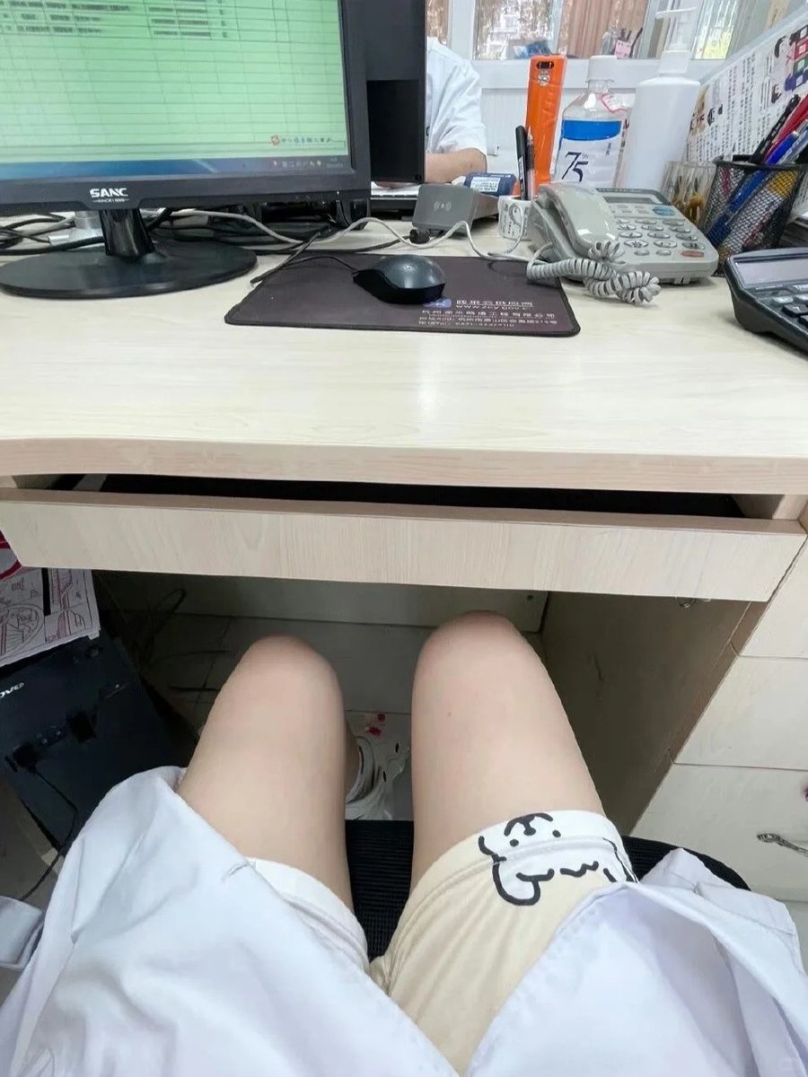 好紧张啊！上班戴着跳蛋居然这么刺激，好喜欢这种刺激又害羞的感觉。等下湿了没有内内换了。。🥹🥹🥹