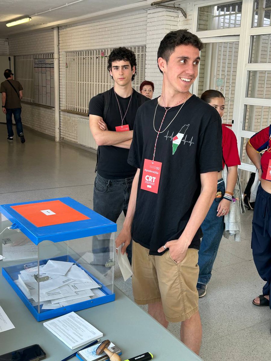 EsquerraDiari's tweet photo. El cap de llista pel @CRTorg Pablo Castilla (@PabloCastilla00) vota a primera hora del matí a l'institut Estany de la Ricarda de El Prat de Llobregat. #EleccionsEuropees #9J https://t.co/0wkkE1gNkY