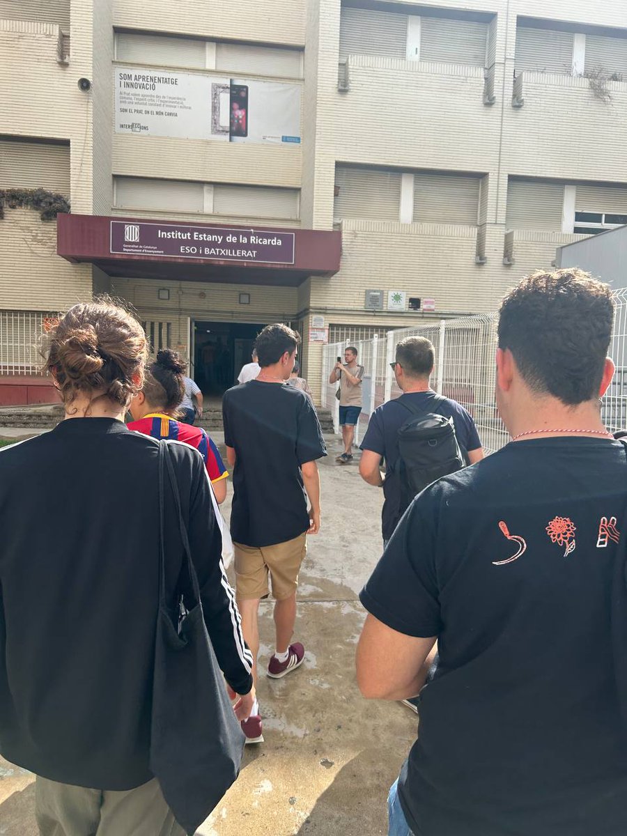 El cap de llista pel <a href="/CRTorg/">CRT</a> Pablo Castilla (<a href="/PabloCastilla00/">Pablo Castilla</a>) vota a primera hora del matí a l'institut Estany de la Ricarda de El Prat de Llobregat. #EleccionsEuropees #9J