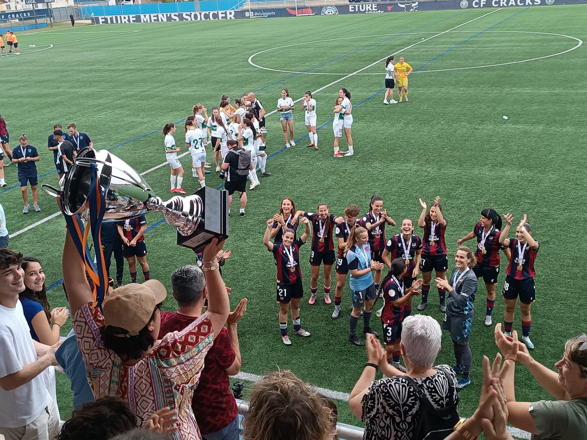 penya_lud_fem's tweet photo. ¡EL FILIAL ES CAMPEÓN DE LA COPA VALENTA!😊🎉
Tras un partido muy disputado, en el que se llegó a la tanda de penaltis, las nuestras consiguieron traerse el título a casa.
ENHORABUENA CHICAS❤️💙 https://t.co/wbGL9gW9th