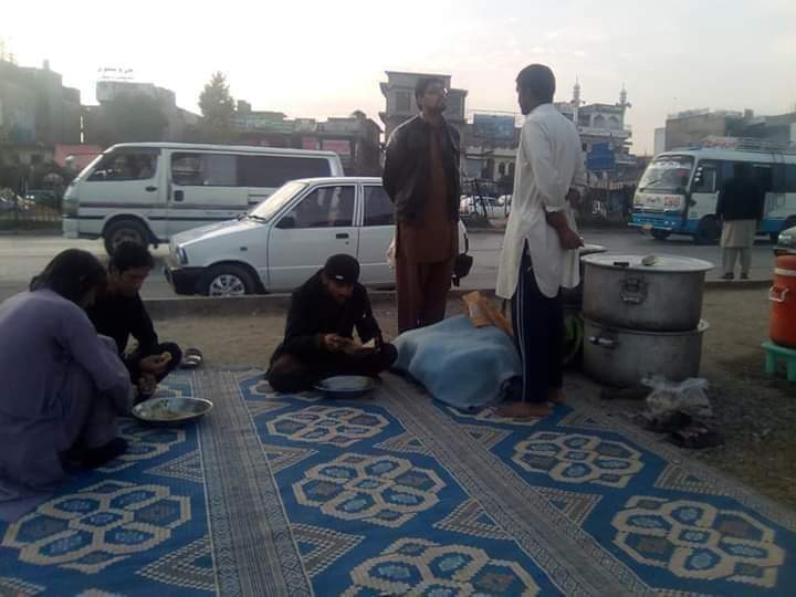 حیران کن!!!
روات کلرسیداں سٹاپ کے بلکل ساتھ ایک شخص نظر آیا جس کے پاس کچھ دیگیں اور روٹی کا ایک ڈھیر دیکھا گیا میں اس کے پاس گیا اور پوچھا بھائی ایک بندے کیلیئے روٹی کا کیا ریٹ ہےتو اس نے جواب دیا کہ بھائی یہاں پر روٹی فروخت نہیں ہوتی ہے۔
 بلکہ یہ لنگر خانہ ہے اور یہاں پر روٹی