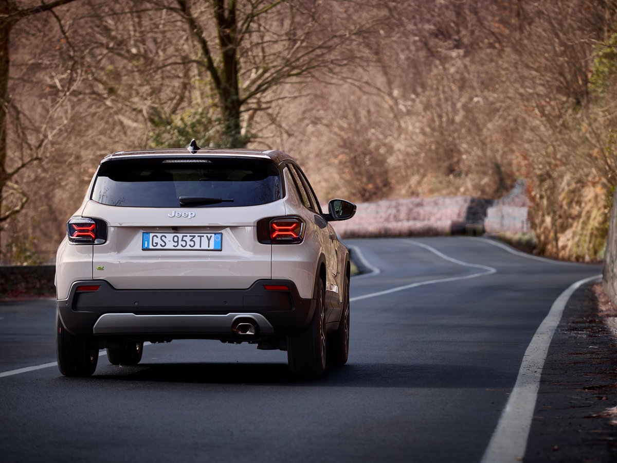 eozpeynirci's tweet photo. 891 bin TL'ye JEEP ‼️

ÖTV muafa uygun...

2024’ün ilk 5 ayında B-SUV sınıfının en çok satan elektrikli modeli olmayı başaran %100 elektrikli Jeep Avenger’ın hibrit motora sahip versiyonu da Türkiye'de satışa sunuldu. 

1.598.250 TL’den başlayan fiyata sahip Avenger e-Hybrid, ÖTV muafiyeti kapsamına da giriyor.

Muafiyet kapsamındaki 891.000 TL fiyat ile Avenger e-Hybrid sahibi olunabiliyor.

MHEV (mild hibrit) motor teknolojisine sahip Avenger e-Hybrid, 100 bg güç üreten 1.2 litre 3 silindirli motora sahip.   Aracın 6 vitesli çift kavramalı elektrikli şanzımanı 21 kW’lık bir elektrik motoru, bir invertör ve merkezi şanzıman ünitesini barındırıyor.

Aracın yakıt tüketimi 100 km'de 5.1 lt olarak belirtiliyor. 

Jeep, 7 ayda Türkiye'de 1000-1500 adet arasında hibrit Avenger satışı hedefliyor.