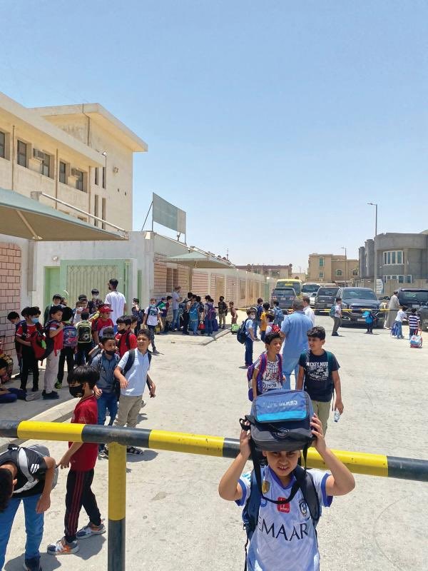 arac433's tweet photo. بعد أن انتهت الفصول الدِّراسية(الثلاثة) ‼️

فإنَّ الحرارة الشديدة في الفصل الثالث لوحدها مبرراً كافياً للعودة إلى 
نظام الفصلين ‼️

إضافةً لمايلي:

1- أغلب المراحل إنتهت من المناهج ببداية أو وسط شهر مايو وماتبقى بعد ذلك فنسب الغياب عالية جداً ‼️

2- النصف الأخير من شهر مايو وبداية يونيو هي الأيام الأشد حرارة (محسوسة) وخاصة أثناء العودة من المدارس ومعظم طلاب المرحلة الابتدائية يعودون مشياً على الأقدام لأن المدارس الإبتدائية غالباً تكون داخل الحي ‼️

3- التكاليف الكبيرة التي تصرف على التكييف حيث تضطر المدارس لتشغيل التكييف بأعلى طاقته خلال هذه الأيام للتغلب على الطقس شديد الحرارة ‼️

4- نسب التغيب الكبيرة دليل على ملل الطلاب والمعلمين معاً من الإضطرار للحضور للمدرسة بدون أي أداء‼️

5- زيادة تكاليف طباعة المناهج للفصول الثلاثة وتداخل المعلومات وتشتتها 

6-زيادة تكاليف الصيانة والنظافة للمدارس 

7- ثقل العودة للمدارس بعد الإجازات (المتفرقة) 

8- زيادة عدد الأيام التي تشهد (إزدحاما مرورياً) وبالتالي زيادة تكلفة الإزدحام وزيادة نسبة تلوث الهواء الناتج من عوادم السيارات وزيادة تكاليف تنظيم حركة المرور.

9- بداية الدراسة للعام الجديد تبدأ في 18-8-2024م ممايعني أن البداية ستكون في عز الصيف اللاهب الحرارة مرة أخرى

10- كثرة فترات العدوى وخاصة بالأمراض التنفسية بسبب طول أيام التواجد في المدارس 

11- إستسهال التغيب عن المدارس بسبب الملل من طول أيام العام الدِّراسي 

ولهذا فالمقترح الأنسب:✅

هو فصلين دراسيين يبدأ الأول منهما ببداية شهر سبتمبر وينتهي الثاني بمنتصف شهر مايو‼️