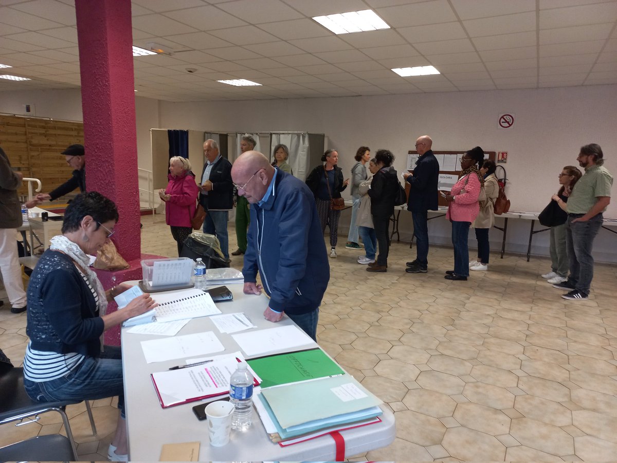ThomasJonckeau's tweet photo. A Bergerac, le bureau de vote de la salle Jean Barthe, quartier de la Madeleine, ne désemplit pas. On fait la queue pour voter. "Je n'ai jamais vu autant de monde, ça n'arrête pas depuis le début de la matinée", dit un assesseur. @SO_Dordogne https://t.co/QAKf8HBoGn