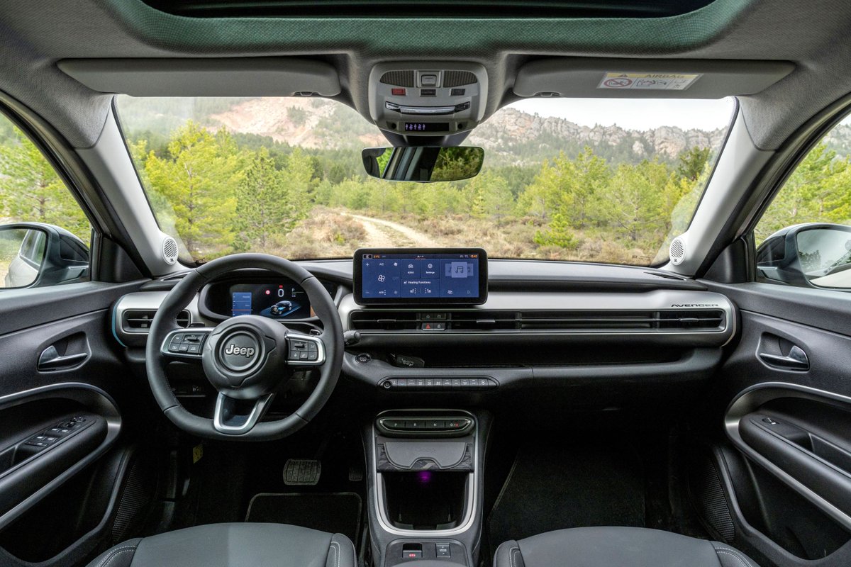 eozpeynirci's tweet photo. 891 bin TL'ye JEEP ‼️

ÖTV muafa uygun...

2024’ün ilk 5 ayında B-SUV sınıfının en çok satan elektrikli modeli olmayı başaran %100 elektrikli Jeep Avenger’ın hibrit motora sahip versiyonu da Türkiye'de satışa sunuldu. 

1.598.250 TL’den başlayan fiyata sahip Avenger e-Hybrid, ÖTV muafiyeti kapsamına da giriyor.

Muafiyet kapsamındaki 891.000 TL fiyat ile Avenger e-Hybrid sahibi olunabiliyor.

MHEV (mild hibrit) motor teknolojisine sahip Avenger e-Hybrid, 100 bg güç üreten 1.2 litre 3 silindirli motora sahip.   Aracın 6 vitesli çift kavramalı elektrikli şanzımanı 21 kW’lık bir elektrik motoru, bir invertör ve merkezi şanzıman ünitesini barındırıyor.

Aracın yakıt tüketimi 100 km'de 5.1 lt olarak belirtiliyor. 

Jeep, 7 ayda Türkiye'de 1000-1500 adet arasında hibrit Avenger satışı hedefliyor.