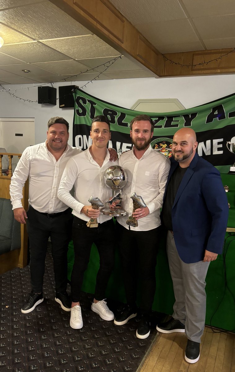 AWARDS - 🏆

Managers player

A joint managers player was given this year. Shaun Semmens and Lewis Russell scooping the award. They are pictured with joint managers Brad Richardson and Andrew Moon.

💚🖤