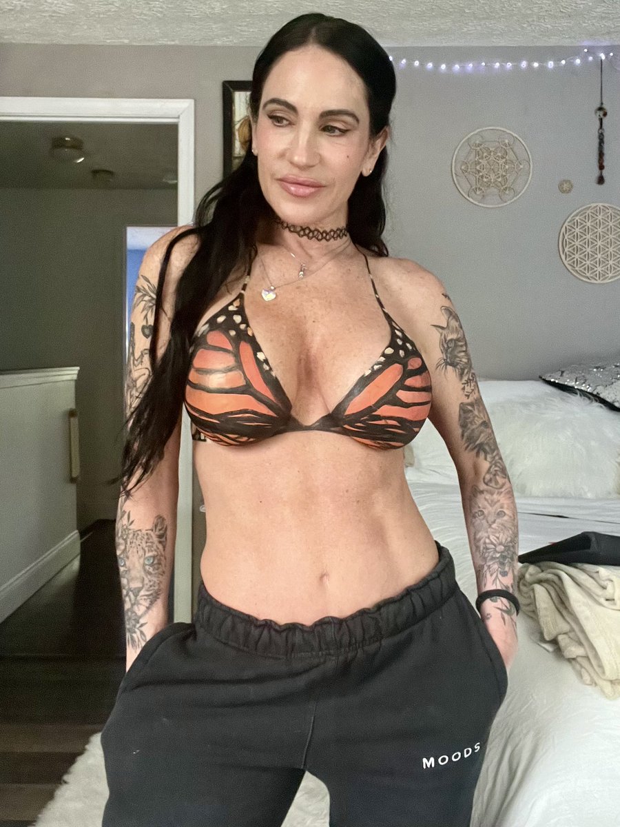 JenSeidelArtist's tweet photo. Great things never come from comfort zones… #paintedclothes #bodypaint #Onlyfans #onlyfansbabe https://t.co/DpZj58r9Se