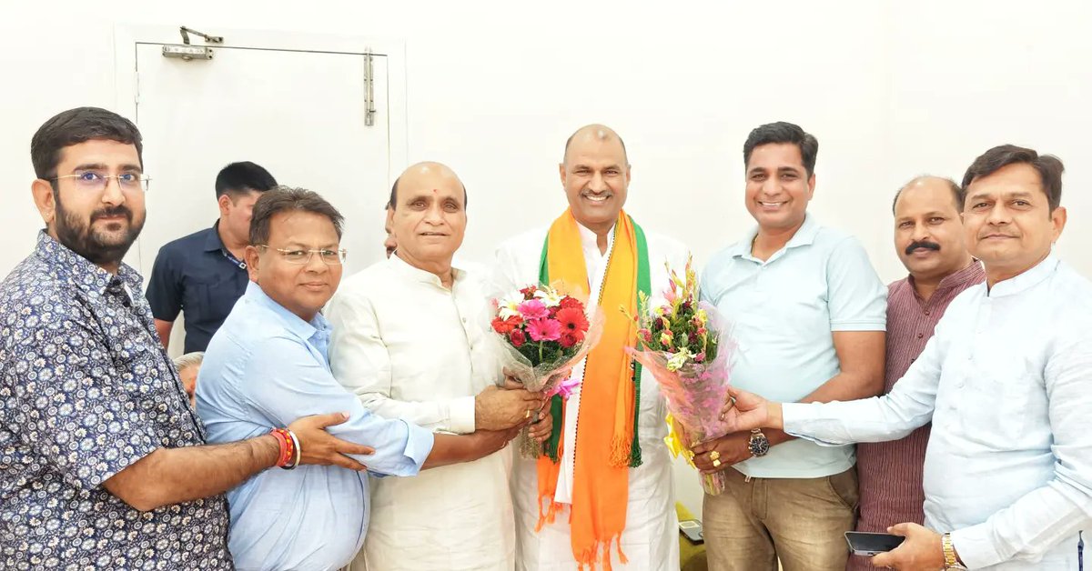 Pmewarabhl's tweet image. दिल्ली में #Modi_3.0 शपथ ग्रहण समारोह में पहुँचे ।
@BJP4Rajasthan प्रदेशाध्यक्ष श्री @cpjoshiBJP जी से मिल उन्हें बधाई शुभकामनाएं प्रेषित की ।

#OathCeremony #ModiAgain
#PhirEkbaarModiSarkar
#FirEkBaarModiSarkar #NDA_सरकार_है_तैयार