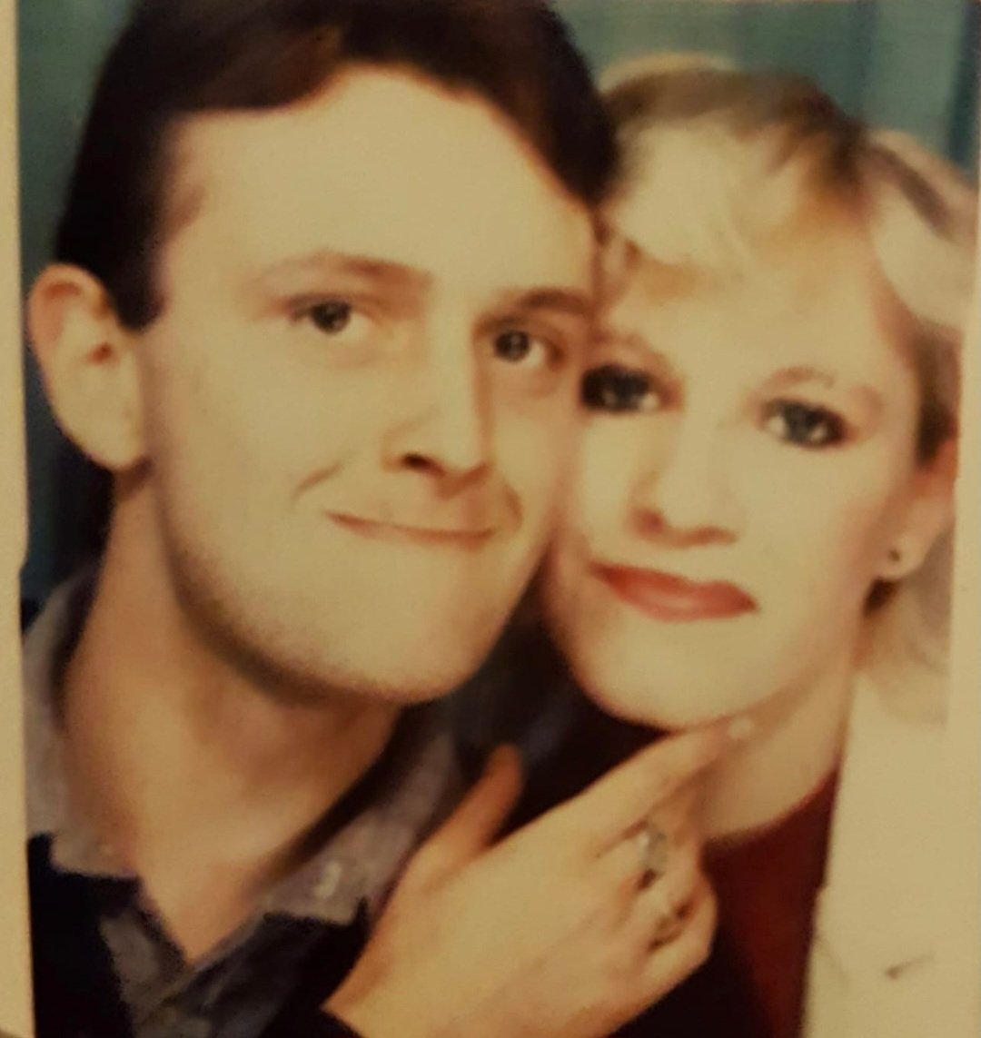 Michaelbayes8's tweet photo. In 1978 two hoomun teenagers met an fell in love 💘 they married 6 years later on de 9th June 1984..today iz dere 40 yeers Ruby wedding anniversary..happy Ruby Mike an Julie ... me pawrents 💝💝 #Cavpack #Love #Rubywedding https://t.co/7d4XtmoZy2