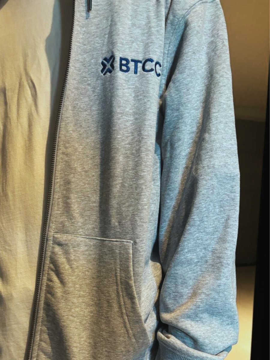 BTCCtaiwan's tweet photo. 13年前的今天是BTCC的誕生日🐣
13年的淬煉、13年的堅持、13年的莫忘初衷
感謝一直支持我們的你和妳！

🎁我們將抽出BTCC週邊回饋各位：

✅【BTCC威士忌酒具組】Ｘ 1
✅【BTCC絕版外套】X 5

👉參加方法：

1️⃣追蹤 @BTCCexchange @BTCCtaiwan
2️⃣按讚、轉貼此文
3️⃣標��兩位好友

⏰開獎時間為7月1日，在這之前都能參加！

另外我們也將在官方Instagram、Threads舉辦，個平台獎勵獨立，歡迎三邊的參與提高中獎率！

官方Instagram：https://t.co/sR3R1msEr0

官方Threads：
https://t.co/2YQvbtxZ6y 

#BTCC #BitcoinOnBTCC #Anniversary #週年慶