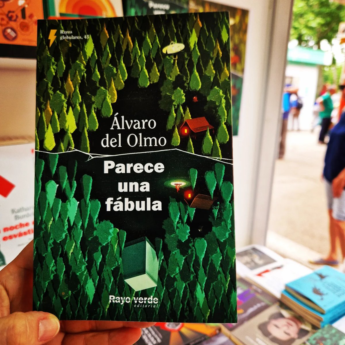 "Vivir siempre a punto de amarse, correr para arriba, soñar para arriba y quedarse dormido intentándolo. Todo lo bueno de la humanidad."

PARECE UNA FÁBULA 
Álvaro del Olmo

Encuéntranos en la #FeriadelLibro caseta 331